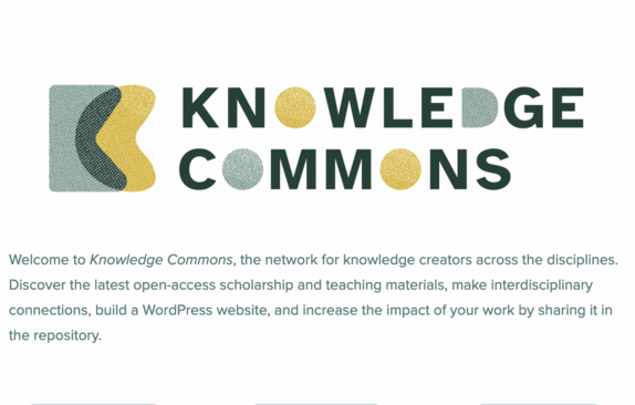 Schriftzug mit dem Text "Knowledge Commons" auf weißem Hintergrund.