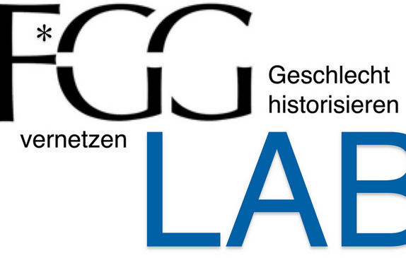 Weißer Hintergrund mit dem schwarzen großen Schriftzug "F*GG" links oben und dem großen blauen Schriftzug "LAB" rechts unten. Nach F*GG steht der kleine schwarze Schriftzug "Geschlecht historisieren" und unter F*GG steht der kleine schwarze Schriftzug "vernetzen".